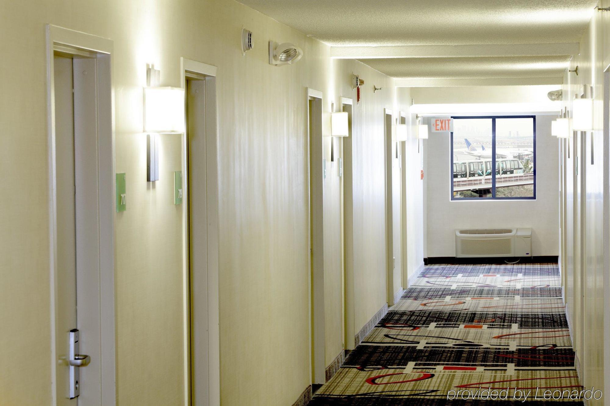 Hampton Inn Newark Airport Exterior photo
